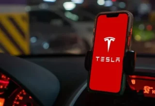 Tesla Stock: Did Musk Hint at a SpaceX Merger Ahead of Roadster Reveal?